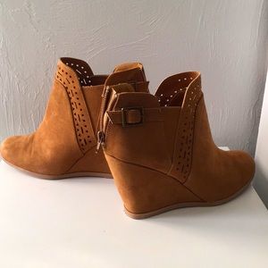 Maurices Daisy Perf Wedge Camel Size 9 1/2